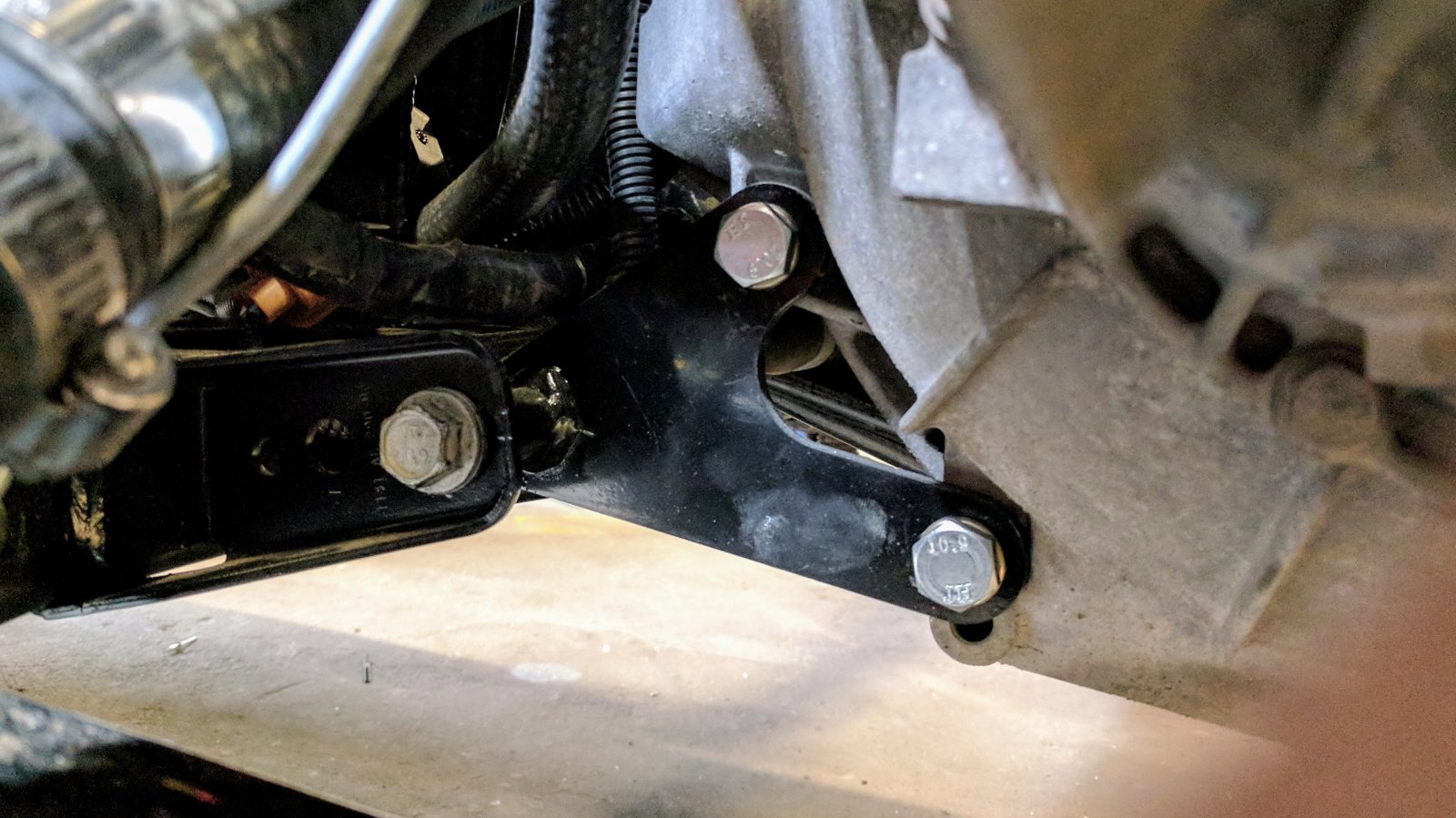 Mất bao lâu để thay thế một giá đỡ hộp số bị hỏng?