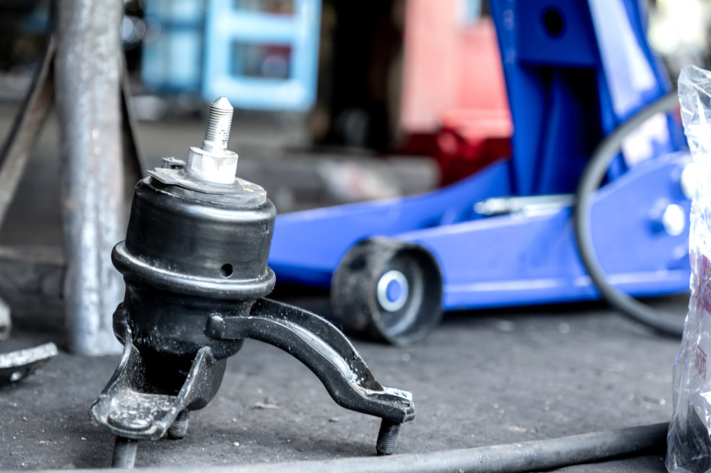Việc thay thế giá đỡ hộp số cho DIYers có khó không?